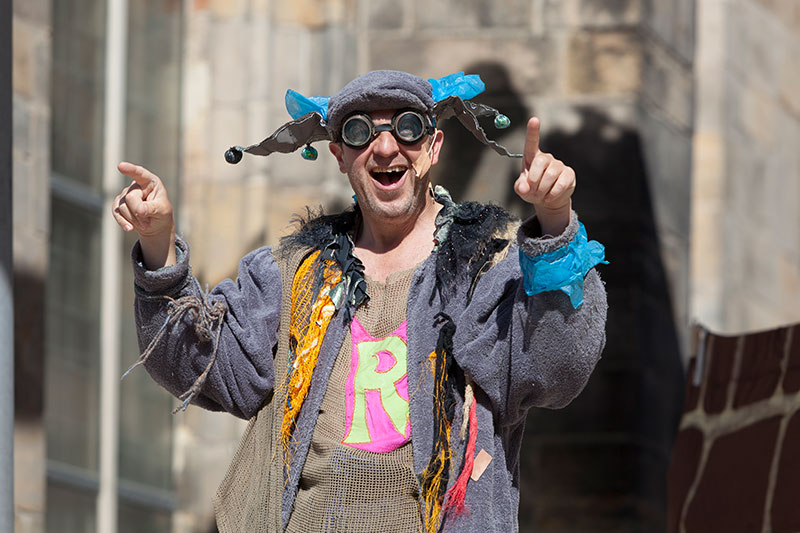 Eine der Möglichkeiten, wie in Hameln die Rattenfängergeschichte erzählt wird: Musical. Hier die Figur des Rattenkönigs. Foto: Hameln Marketing und Tourismus