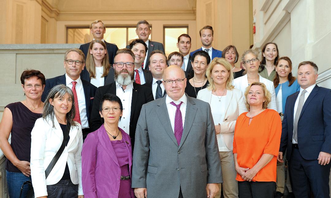 Die Mitglieder des Mittelstandsbeirats mit Minister Peter Altmaier (1. Reihe in der Mitte). Moritz von Soden steht direkt links über dem Minister, mit dunkler Krawatte, ohne Brille. Foto: BMWi