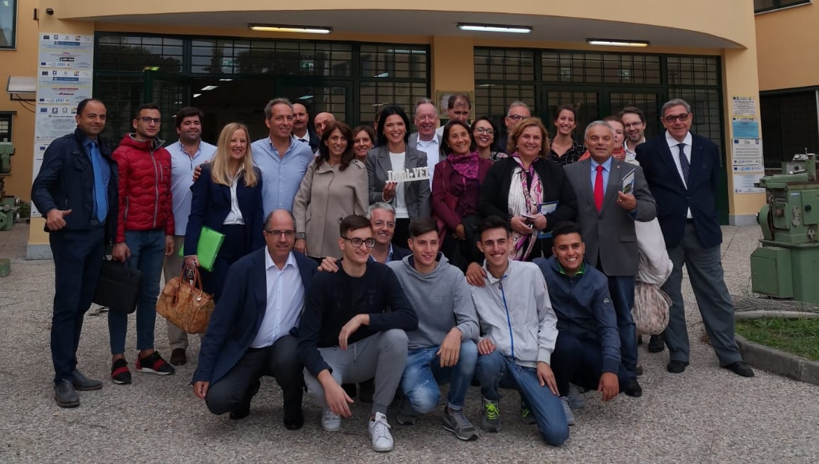 Netzwerktreffen im Oktober 2018: Gruppenbild der am EU-Ausbildungsprojekt "DualVET" Beteiligten vor einer Berufsschule in Neapel.