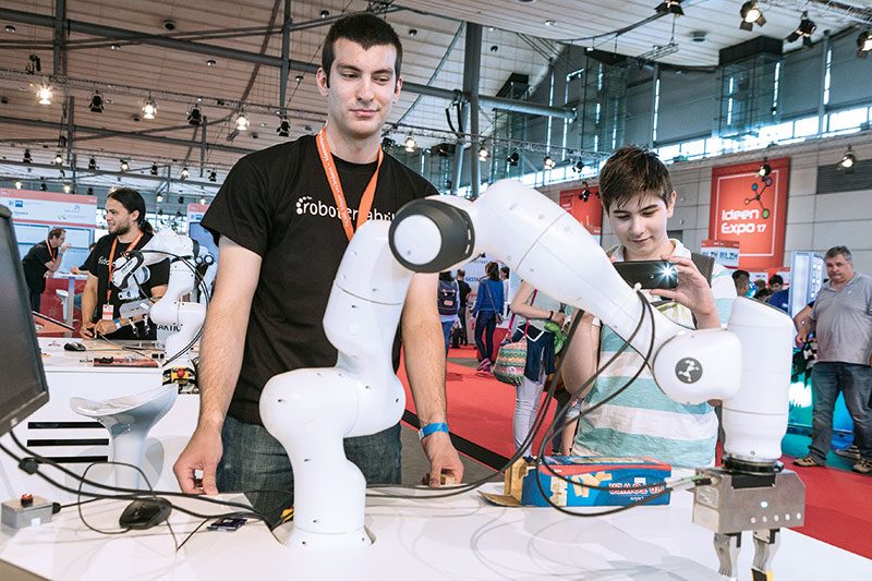 Auch auf dem Stand der IHK Hannover bei der IdeenExpo 2017 waren Roboter bereits vertreten. Foto: Sascha Wolters / IdeenExpo