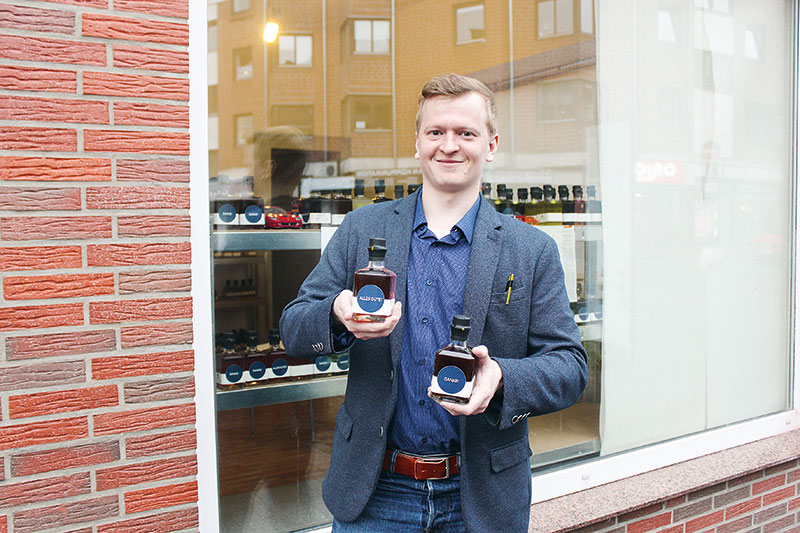 Arndt-Philipp Ohms produziert und verkauft Liköre.