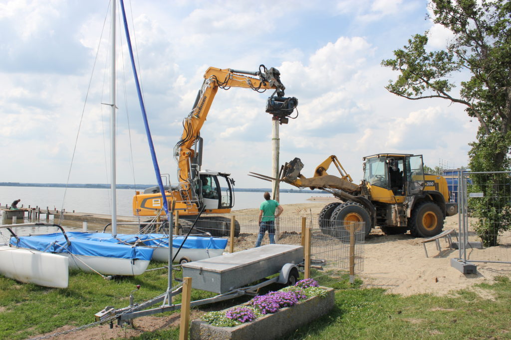 Am Strand vor dem Marissa Ferienpark am Dümmer wird gearbeitet. Foto: Georg Thomas