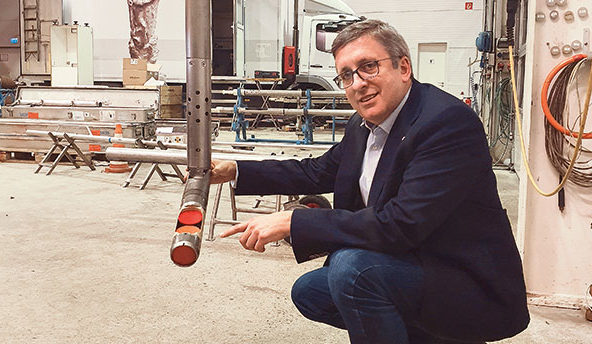 Socon-Geschäftsführer Dr. Andreas Reitze an einer Sonde, mit der die Firma in der Zentrale in Emmerke Test-essungen durchführt. Foto: Georg Thomas